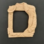 Ξυλόγλυπτο Κορνίζα Μπουφάν-Καπέλο 20εκ. Χ 15εκ.