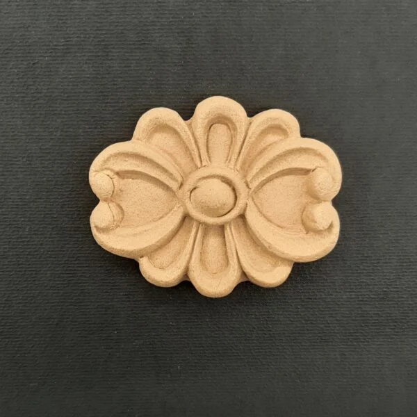 Ξυλόγλυπτο Διακοσμητικό Λουλούδι  6,8εκ. Χ 5,5εκ.