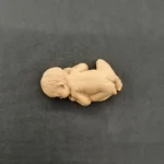 Ξυλόγλυπτο Μωρό 5εκ. Χ 3εκ.