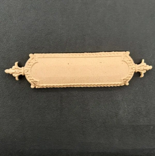 Ξυλόγλυπτο Διακοσμητικό Ταμπέλα 11,5εκ. Χ 2,6εκ.