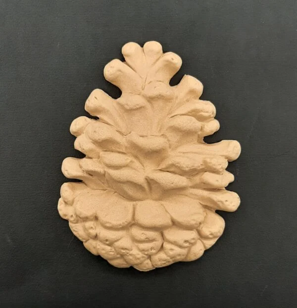 Ξυλόγλυπτο Διακοσμητικό Κουκουνάρι   10εκ.Χ12,5εκ.