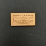 Ξυλόγλυπτο Διακοσμητικό Πλακάκι 7εκ. Χ 3εκ.