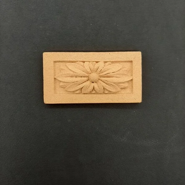 Ξυλόγλυπτο Διακοσμητικό Πλακάκι 7εκ. Χ 3εκ.