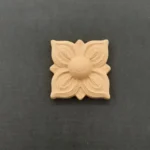 Ξυλόγλυπτο Διακοσμητικό Πλακάκι Λουλούδι 8,6εκ.Χ8,9εκ.