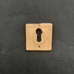 Ξυλόγλυπτο Διακοσμητικό Κλειδαριά 3εκ. Χ 3εκ.