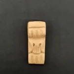 Ξυλόγλυπτο Διακοσμητικό   2,8εκ.Χ6,5εκ.