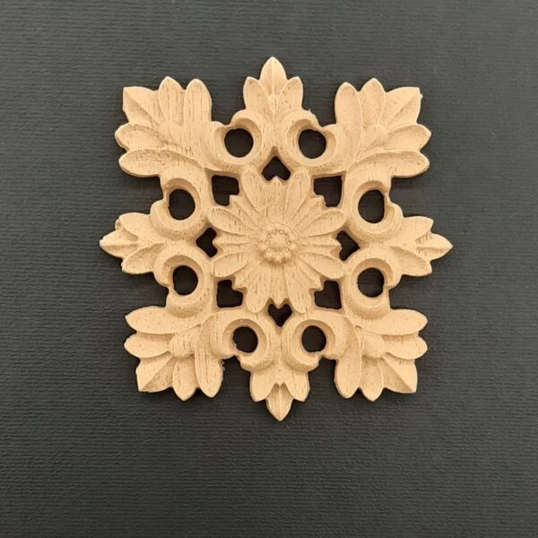 Ξυλόγλυπτο Διακοσμητικό Πλακάκι - Λουλούδι 6,5εκ.Χ6,5εκ.