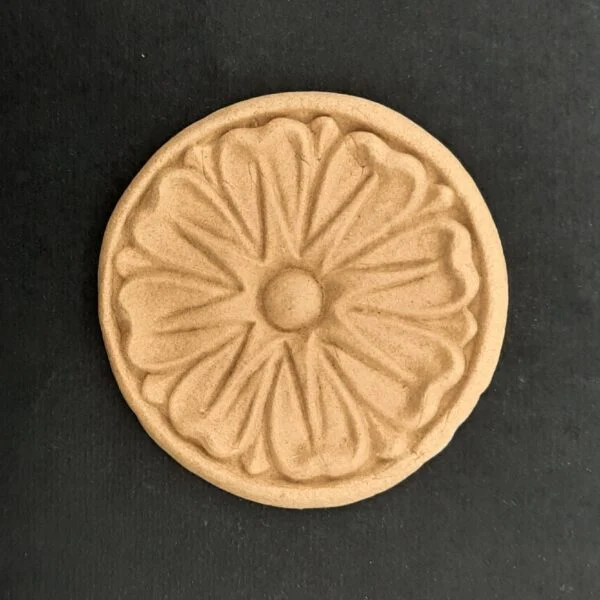 Ξυλόγλυπτο Διακοσμητικό Λουλούδι Ροζέτα Διάμετρος 6εκ.