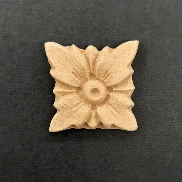 Ξυλόγλυπτο Διακοσμητικό Λουλούδι  2εκ. Χ 2,5εκ.