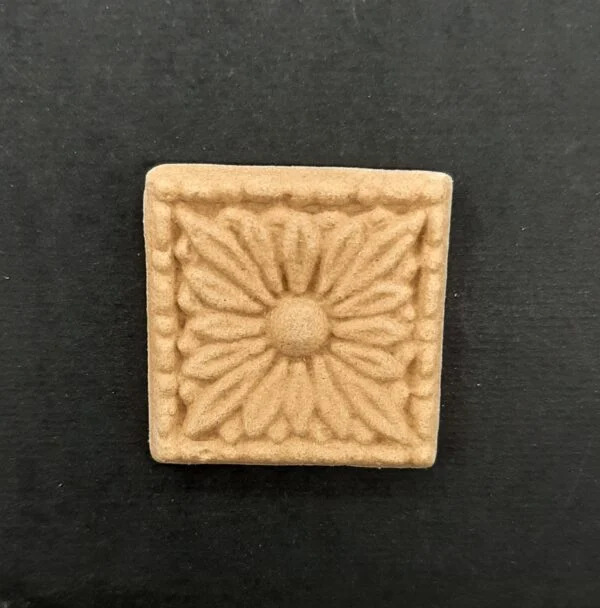 Ξυλόγλυπτο Διακοσμητικό Λουλούδι Πλακάκι 3,3εκ. Χ3,3εκ.