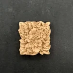 Ξυλόγλυπτο Διακοσμητικό Πλακάκι Λουλούδι 2εκ. Χ2εκ.