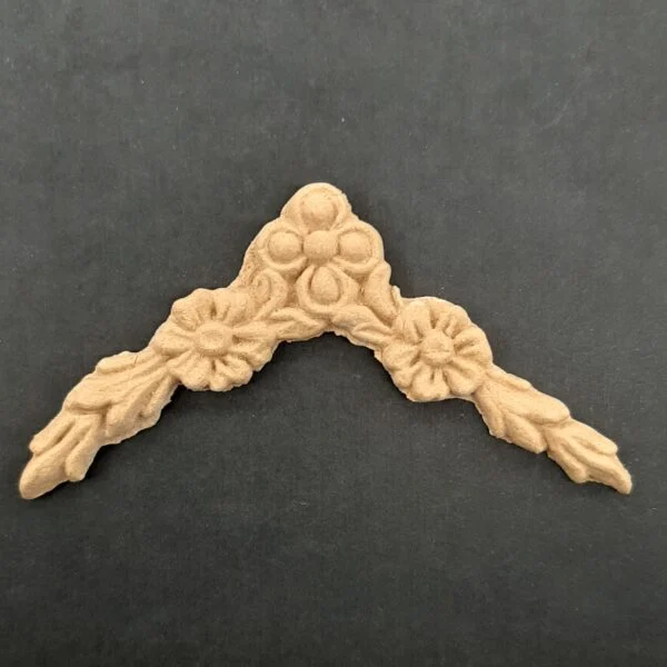 Ξυλόγλυπτο Διακοσμητικό Λουλούδι Γιρλάντα Γωνία 9,2εκ. Χ 4,1εκ.