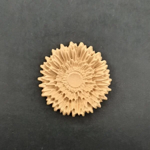 Ξυλόγλυπτο Διακοσμητικό Λουλούδι Ροζέτα Διάμετρος  5εκ.