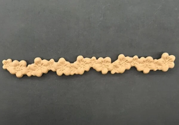 Ξυλόγλυπτο Διακοσμητικό Λουλούδι Γιρλάντα 17εκ. Χ 1εκ.