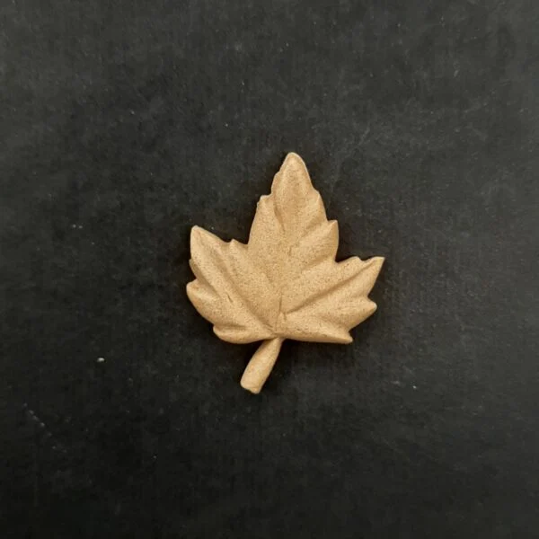 Ξυλόγλυπτο Διακοσμητικό Φύλλο 2,5εκ. Χ 3εκ.