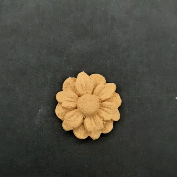 Ξυλόγλυπτο Διακοσμητικό  Λουλούδι Ροζέτα 2,8εκ. Χ2,8εκ.