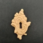 Ξυλόγλυπτο Διακοσμητικό Κλειδαριά 7,2εκ. Χ 4,6εκ.