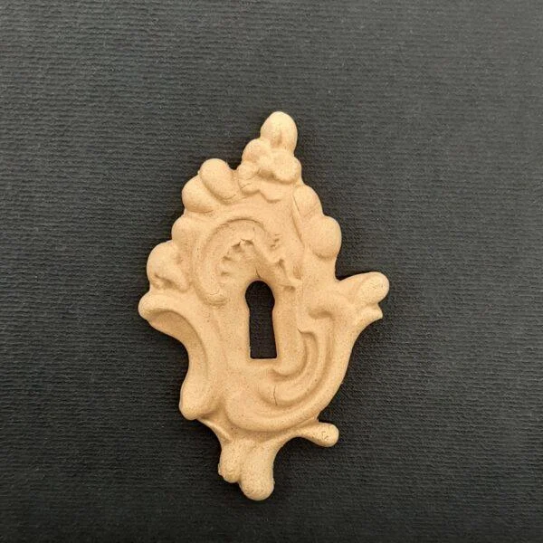 Ξυλόγλυπτο Διακοσμητικό Κλειδαριά 7,2εκ. Χ 4,6εκ.