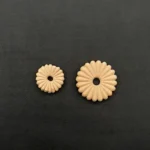 Ξυλόγλυπτο Διακοσμητικό Πλακάκι Λουλούδι  σετ 2 Τεμαχίων Διάμετρος 3εκ. & 2εκ.