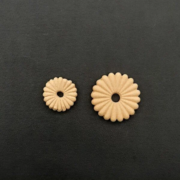 Ξυλόγλυπτο Διακοσμητικό Πλακάκι Λουλούδι  σετ 2 Τεμαχίων Διάμετρος 3εκ. & 2εκ.