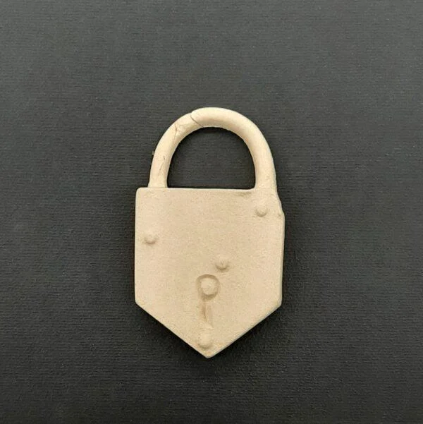 Ξυλόγλυπτο Διακοσμητικό  Λουκέτο 4,2εκ. Χ 7,5εκ.