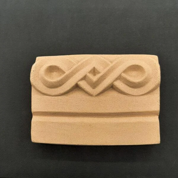 Ξυλόγλυπτο Διακοσμητικό Πλακάκι 11εκ. Χ 7,6εκ.