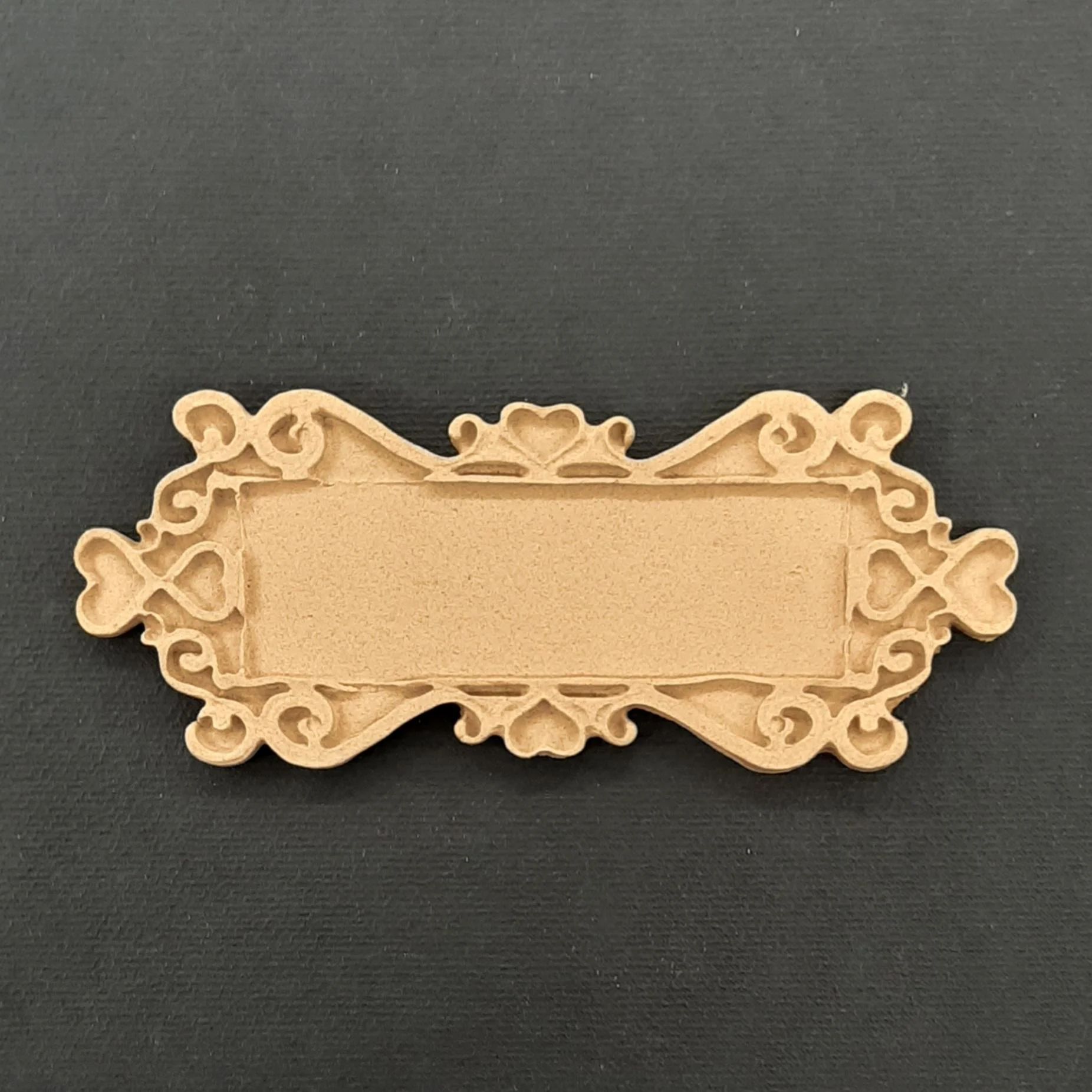 Ξυλόγλυπτο Διακοσμητικό  Ταμπέλα 10εκ. Χ 4εκ.