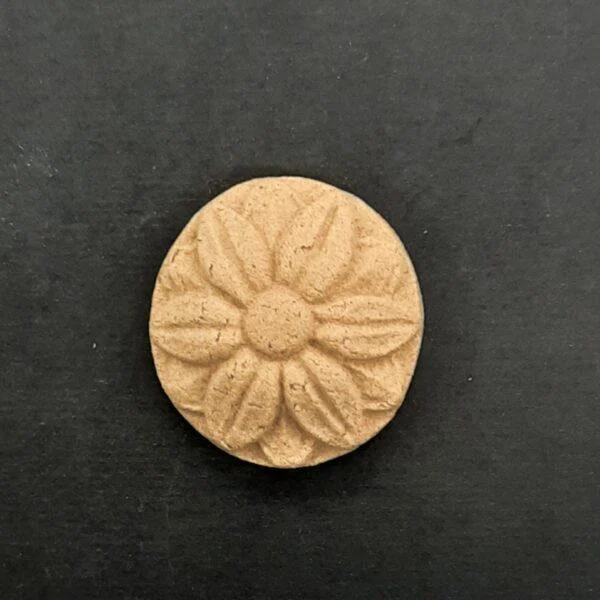 Ξυλόγλυπτο Διακοσμητικό Λουλούδι Ροζέτα Διάμετρος 3εκ.