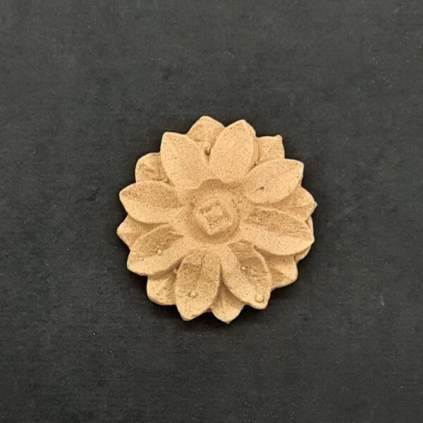 Ξυλόγλυπτο Διακοσμητικό Λουλούδι Ροζέτα  Διάμετρος 3,8εκ.