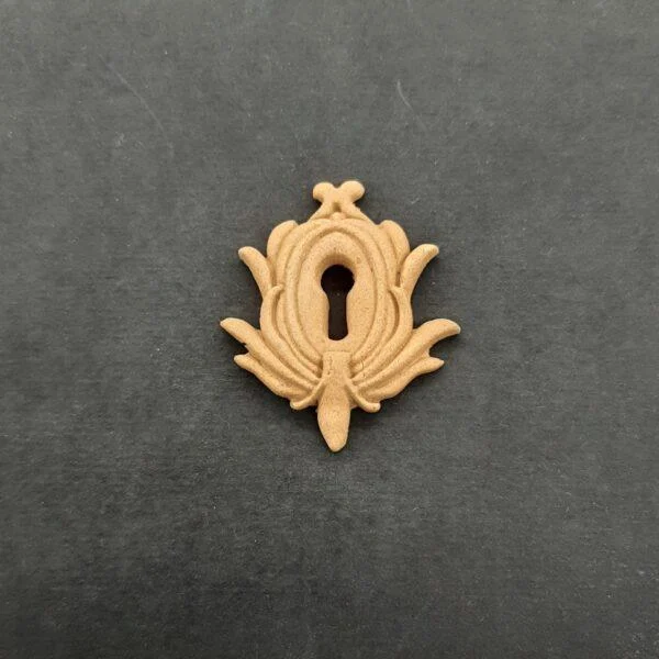 Ξυλόγλυπτο Διακοσμητικό Κλειδαριά 3,5εκ. Χ 3εκ.