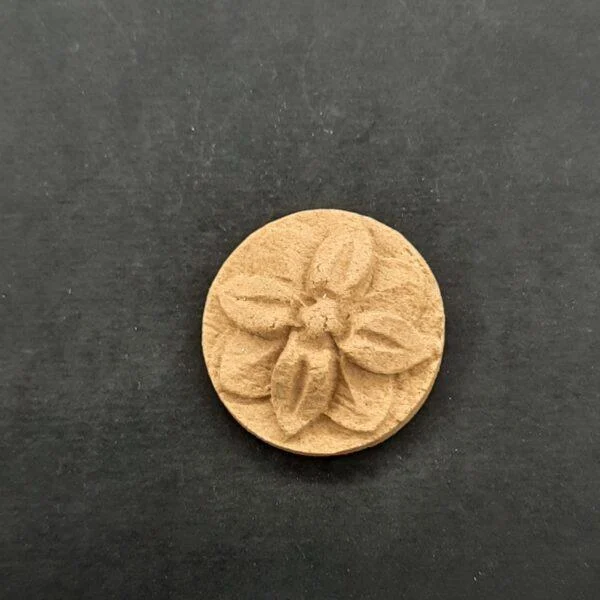 Ξυλόγλυπτο Διακοσμητικό Λουλούδι Ροζέτα Διάμετρος 2,5εκ.