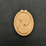 Ξυλόγλυπτο Διακοσμητικό Καμέο 4,5εκ. Χ 3,2εκ..