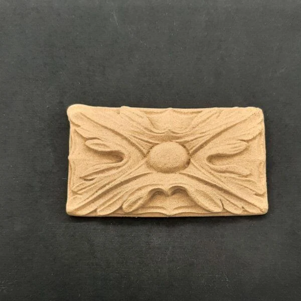 Ξυλόγλυπτο Διακοσμητικό Πλακάκι 7εκ. Χ 4εκ.