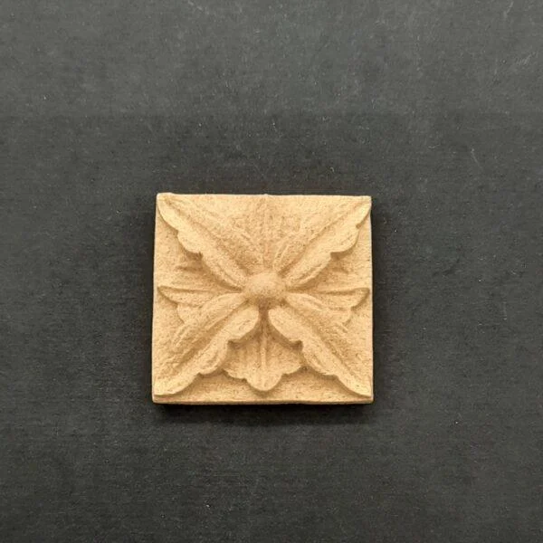 Ξυλόγλυπτο Διακοσμητικό Πλακάκι 3εκ. Χ 3εκ.