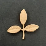 Ξυλόγλυπτο Διακοσμητικό Φύλλα με κλαδί 4,7εκ. Χ 4,5εκ.