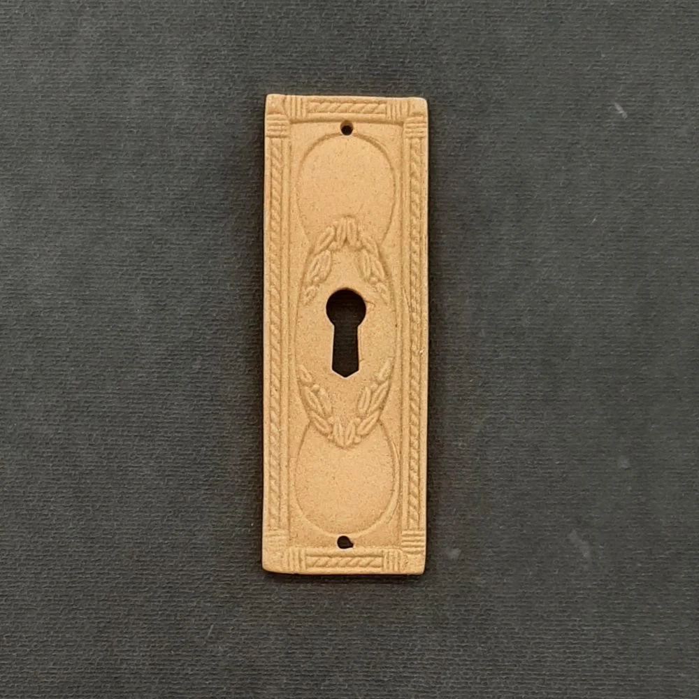 Ξυλόγλυπτο Διακοσμητικό Κλειδαρότρυπα  9εκ.Χ3εκ.