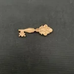 Ξυλόγλυπτο Διακοσμητικό Γρανάζια-Κλειδί 8εκ.Χ2,5εκ.