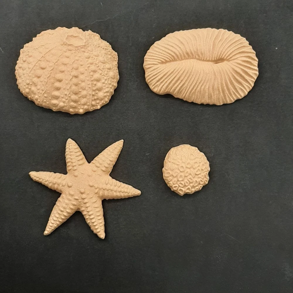 Ξυλόγλυπτα Διακοσμητικά Σετ 4 τεμ. 8εκΧ5,5εκ.