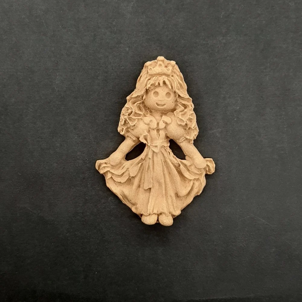 Ξυλόγλυπτο Διακοσμητικό Κορίτσι  8εκ.Χ6εκ.